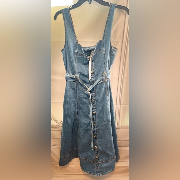 Spring 🌺 NWT HOUSE OF HARLOW MIDI DENIM DRESS 6
🚨 My prices are firm no discount - Picture 6 of 12